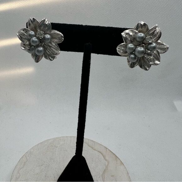 Silver elegant fancy flower clip on earrings - Picture 7 of 9